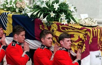 إنزال جثمان الملكة إليزابيث الثانية إلى القبو الملكي في كنيسة سانت جورج بلندن