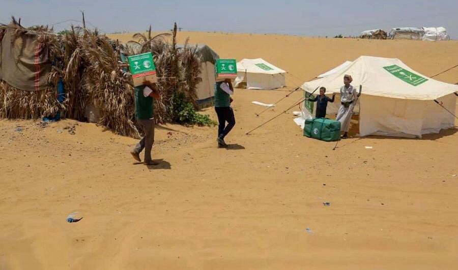 مركز الملك سلمان للإغاثة يوزع مواد غذائية للنازحين والمتضررين في الصومال واليمن مركز الملك سلمان للإغاثة يوزع مواد غذائية للنازحين والمتضررين في الصومال واليمن