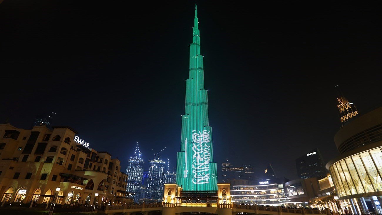 الإمارات تشارك السعودية احتفالاتها باليوم الوطني الـ 92 الإمارات تشارك السعودية احتفالاتها باليوم الوطني الـ 92