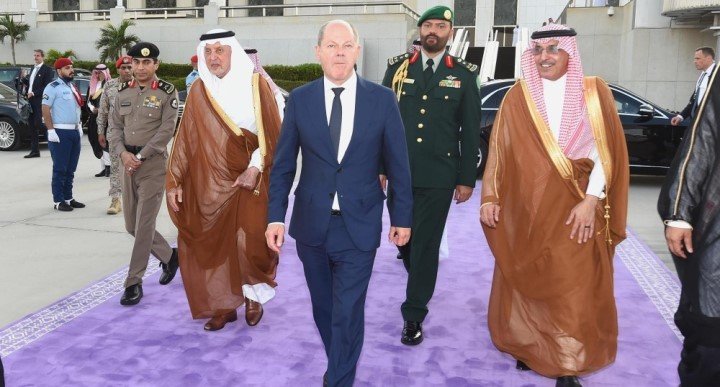 مستشار الاتحاد الألماني أولاف شولتس يغادر جدة بعد زيارة عمل للمملكة مستشار الاتحاد الألماني أولاف شولتس يغادر جدة بعد زيارة عمل للمملكة