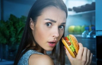 تناول الطعام في وقت متأخر من الليل يزيد مستويات اضطرابات القلق والاكتئاب