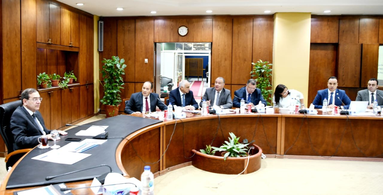 وزير البترول المصري:العمل على رفع كفاءة التشغيل وتقليل كميات الاستيراد من الخارج وزير البترول المصري:العمل على رفع كفاءة التشغيل وتقليل كميات الاستيراد من الخارج