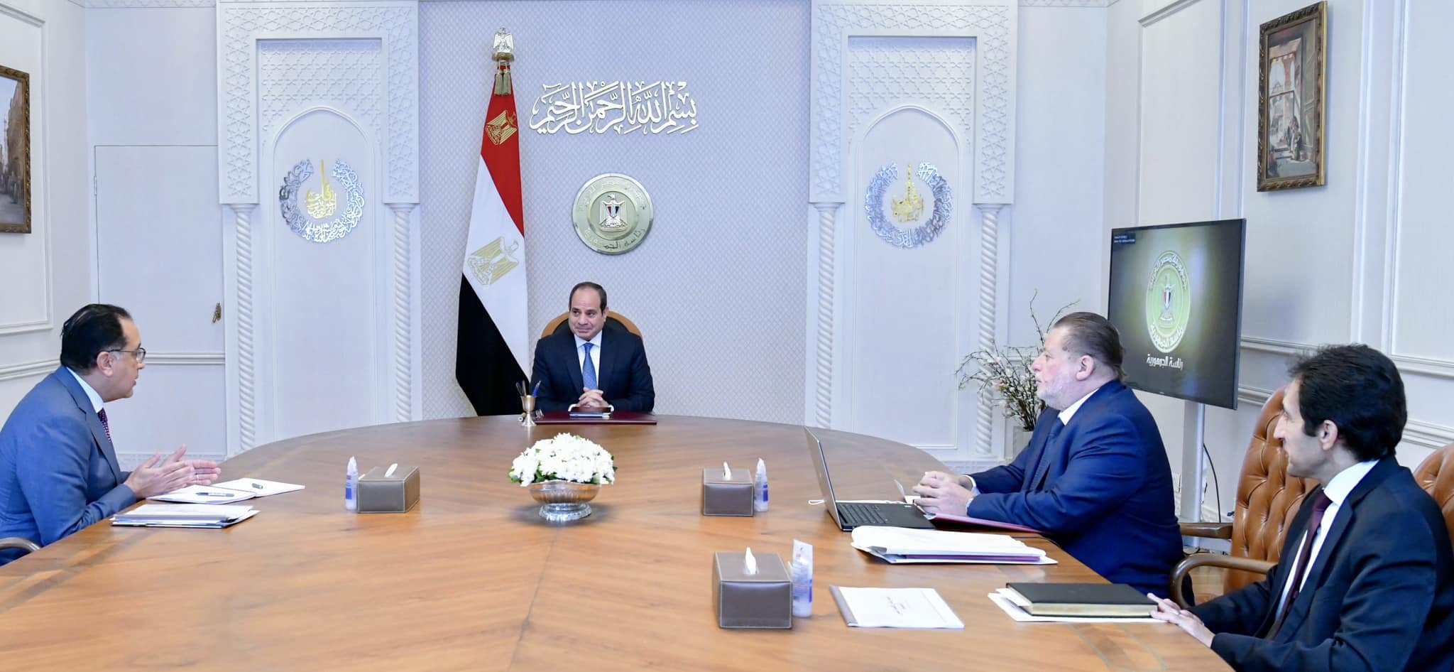 الرئيس السيسي يوجه الحكومة والبنك المركزي ببلورة مبادرات لجذب الاستثمارات الرئيس السيسي يوجه الحكومة والبنك المركزي ببلورة مبادرات لجذب الاستثمارات