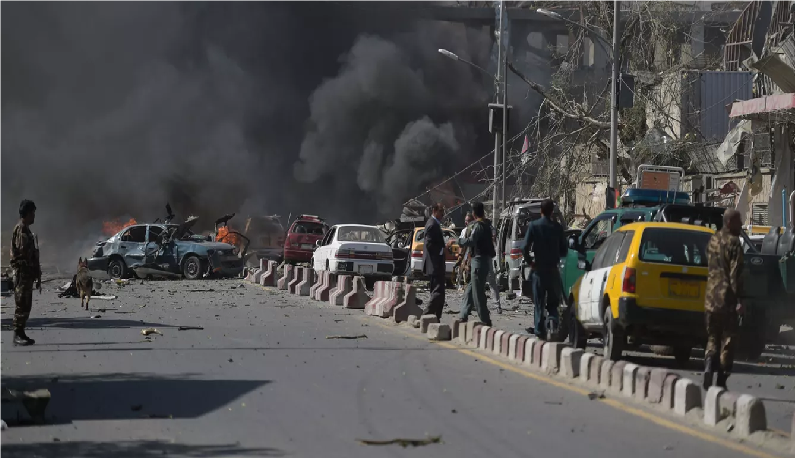 مقتل وإصابة 22 شخصا في تفجير مسجد بمقر وزارة الداخلية الأفغانية مقتل وإصابة 22 شخصا في تفجير مسجد بمقر وزارة الداخلية الأفغانية