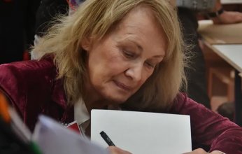 فوز الكاتبة الفرنسية أني إرنو بجائزة نوبل في الآداب