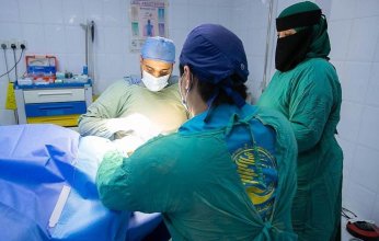 مركز الملك سلمان للإغاثة يجري عمليات جراحية لمكافحة العمى في بنجلاديش
