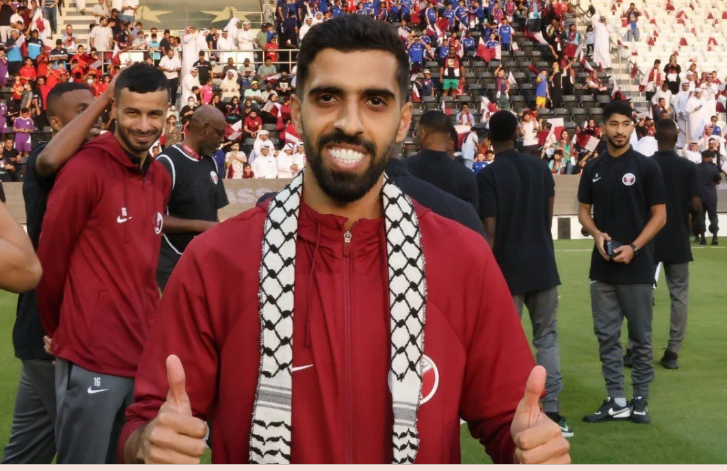 قائد منتخب قطر يتوشح بالكوفية الفلسطينية خلال التمرين المفتوح قائد منتخب قطر يتوشح بالكوفية الفلسطينية خلال التمرين المفتوح