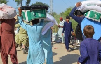 للمتضررين من الفيضانات.. «سلمان للإغاثة» يواصل توزيع المساعدات الإغاثية بباكستان