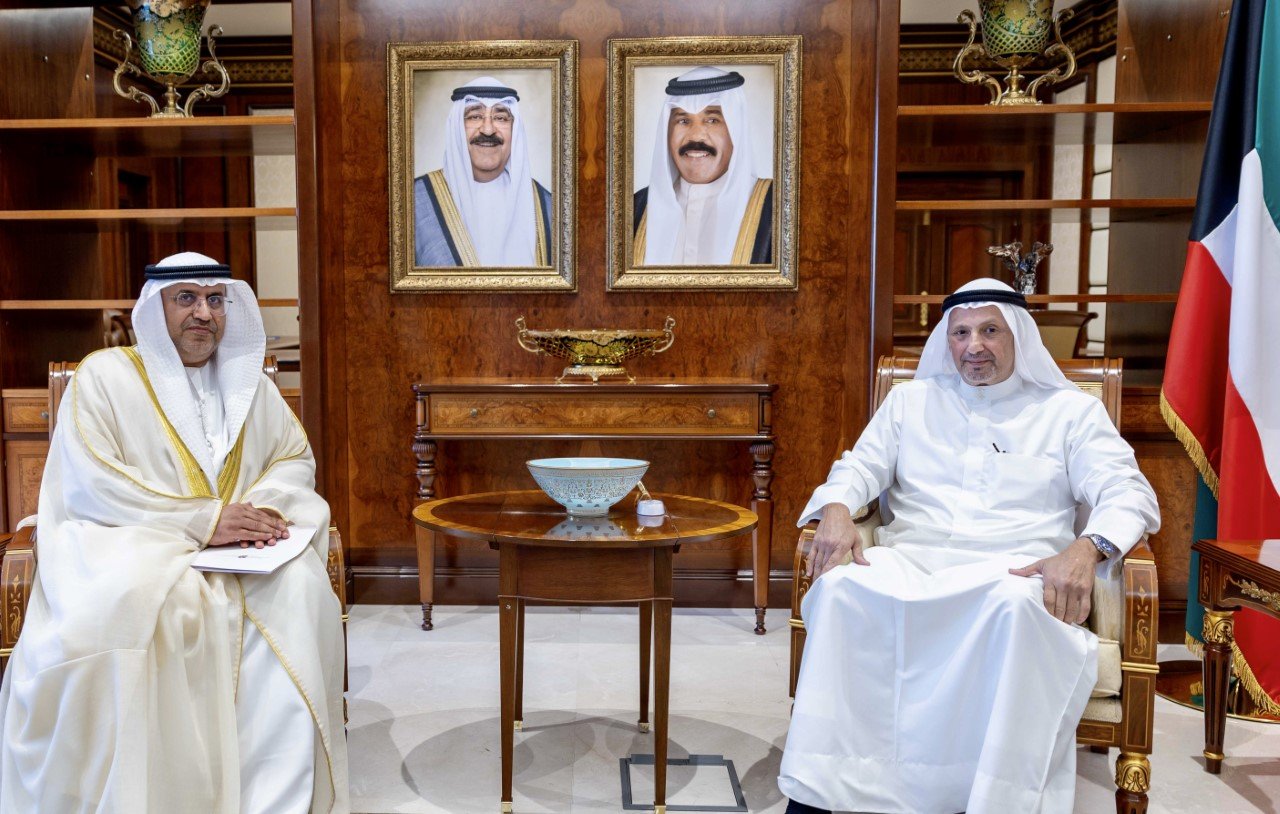 وزير الخارجية الكويتي يتسلم رسالة من نظيره الاماراتي بشأن تعزيز العلاقات بين البلدين وزير الخارجية الكويتي يتسلم رسالة من نظيره الاماراتي بشأن تعزيز العلاقات بين البلدين