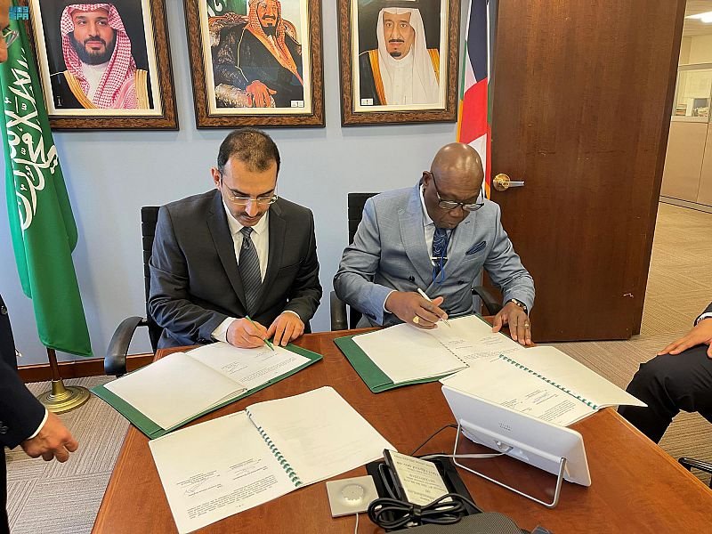 " السعودي للتنمية " يوقع اتفاقية مشروع إنارة طرق بالطاقة الشمسية في "أفريقيا الوسطى" " السعودي للتنمية " يوقع اتفاقية مشروع إنارة طرق بالطاقة الشمسية في "أفريقيا الوسطى"