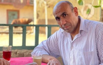 محمد حسني يروج لمسلسله الجديد"الضاحك الباكي" بصورة من الكواليس