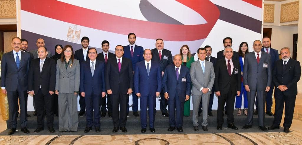 السيسي يؤكد حرص مصر على تطوير التعاون الاقتصادي والتجاري مع مجتمع الأعمال القطري السيسي يؤكد حرص مصر على تطوير التعاون الاقتصادي والتجاري مع مجتمع الأعمال القطري