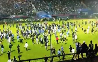 قرار عاجل من حكومة إندونيسيا بشأن مقتل 125 شخصا في ملعب لكرة قدم