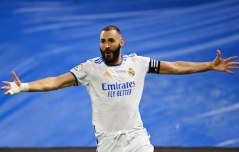 كريم بنزيما يتوج بجائزة الكرة الذهبية من «فرانس فوتبول»