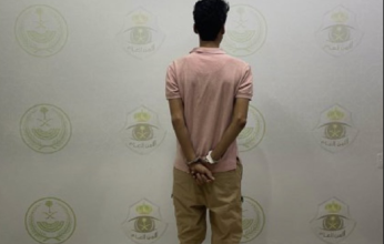 ضبط شخص لقيادته مركبة على رصيف مخصص للمشاة في الرياض