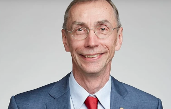 فوز العالم السويدي سفانتي بجائزة نوبل في الطب