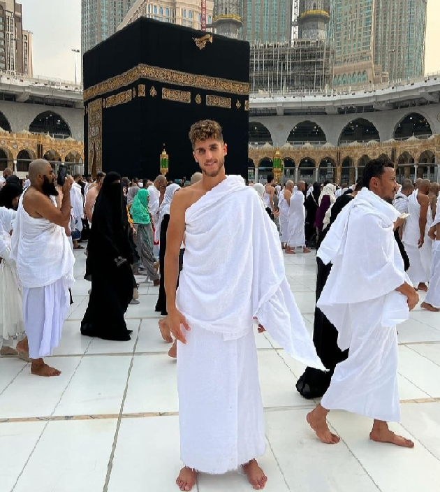 اللاعب أحمد الشيخ ينشر صوره من داخل المسجد الحرام اللاعب أحمد الشيخ ينشر صوره من داخل المسجد الحرام
