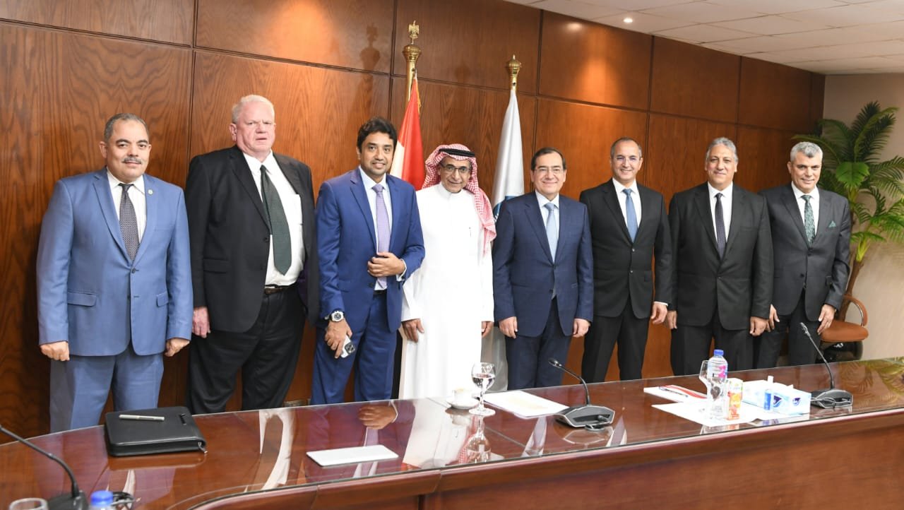 مباحثات مصرية سعوديه لضخ استثمارات جديدة فى قطاع البترول مباحثات مصرية سعوديه لضخ استثمارات جديدة فى قطاع البترول
