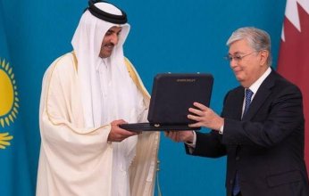 رئيس كازاخستان يمنح أمير قطر وسام النسر الذهبي