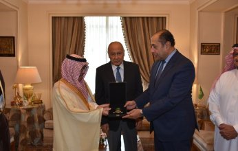 المنظمة العربية للسياحة تمنح السفير حسام زكي وسام السياحة العربية من الدرجة الأولى