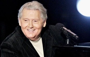 وفاة جيري لي لويس رائد موسيقى الروك أند رول عن عمر ناهز 87 عاما