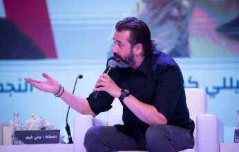 صورة.. كريم عبد العزيز يؤدي مناسك العمرة بعد ندوة"الفيل الأرزق"