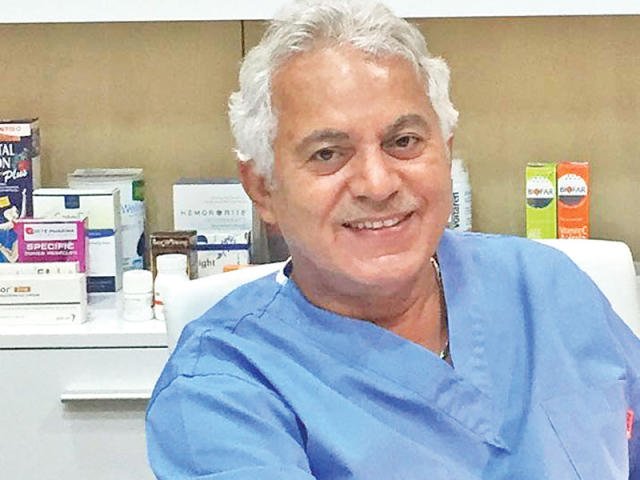 أستاذ للجراحة بكلية طب الكويت يتسلم شهادة الزمالة الفخرية من الجمعية الأمريكية للجراحين أستاذ للجراحة بكلية طب الكويت يتسلم شهادة الزمالة الفخرية من الجمعية الأمريكية للجراحين