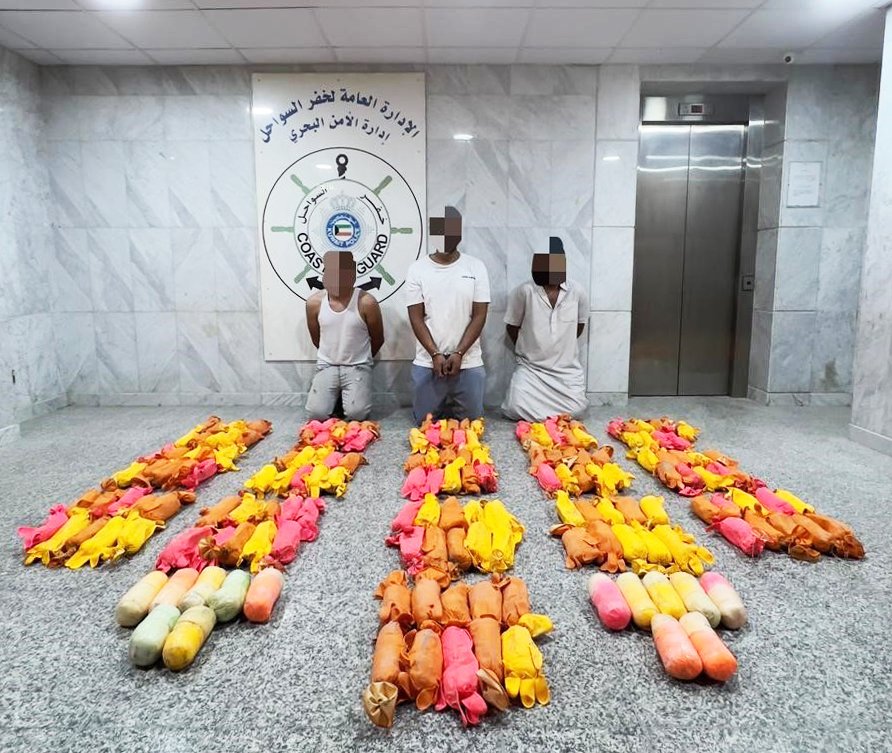 الكويت: ضبط 3 أشخاص حاولوا تهريب 174 كيلو غراما من مادة الحشيش المخدرة الكويت: ضبط 3 أشخاص حاولوا تهريب 174 كيلو غراما من مادة الحشيش المخدرة
