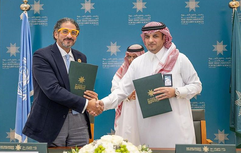 "نايف للعلوم الأمنية" توقّع اتفاقية شراكة مطورة مع الأمم المتحدة لمكافحة الجريمة المنظمة والعابرة للحدود "نايف للعلوم الأمنية" توقّع اتفاقية شراكة مطورة مع الأمم المتحدة لمكافحة الجريمة المنظمة والعابرة للحدود