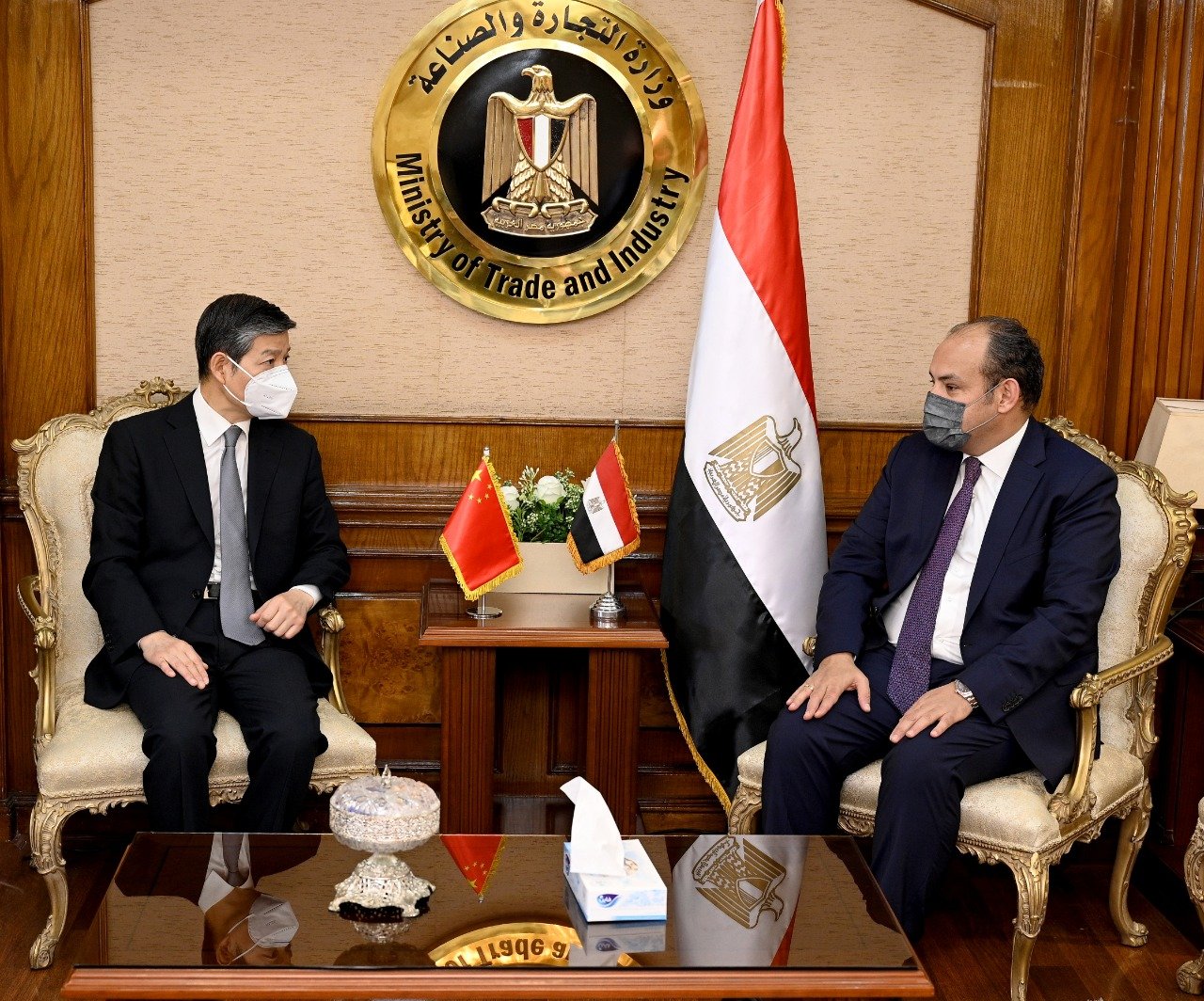 وزير التجارة والصناعة المصري يبحث مع سفير الصين بالقاهرة سبل تعزيز التعاون الاقتصادي بين البلدين وزير التجارة والصناعة المصري يبحث مع سفير الصين بالقاهرة سبل تعزيز التعاون الاقتصادي بين البلدين
