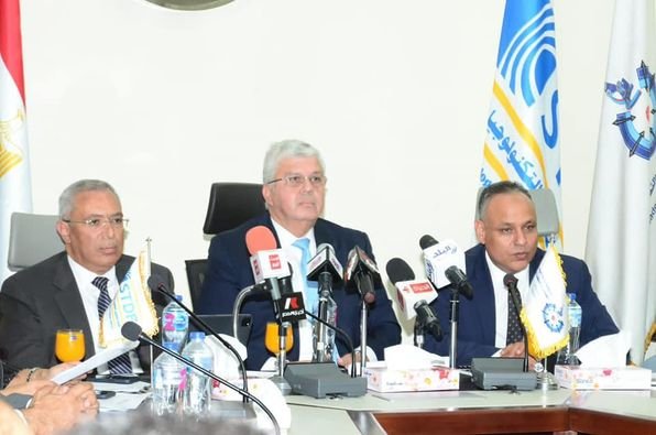 وزير التعليم العالي بمصر يُسلم عقود لدعم 67 مشروعًا بحثيًا بقيمة 106 مليون جنيه وزير التعليم العالي بمصر يُسلم عقود لدعم 67 مشروعًا بحثيًا بقيمة 106 مليون جنيه