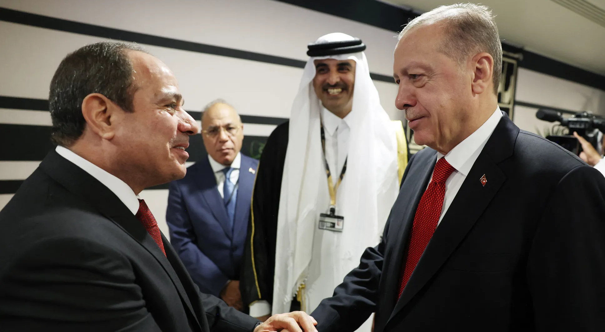 أردوغان: مصافحة السيسي خطوة أولى نحو تطبيع العلاقات بين القاهرة وأنقرة أردوغان: مصافحة السيسي خطوة أولى نحو تطبيع العلاقات بين القاهرة وأنقرة