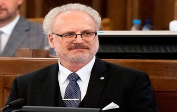 لاتفيا تطلب السفير الروسي بمغادرة أراضيها