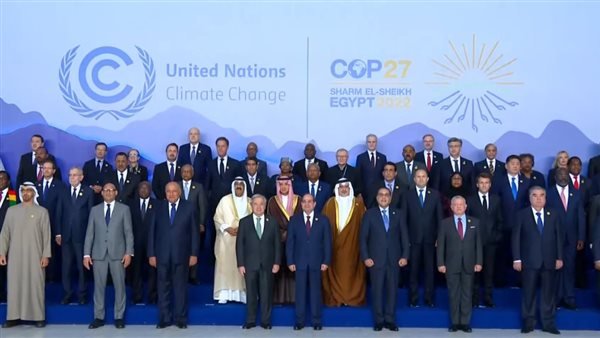 الرئيس السيسي يتوسط صورة جماعية لقادة وزعماء العالم المشاركين بقمة المناخ "cop27" الرئيس السيسي يتوسط صورة جماعية لقادة وزعماء العالم المشاركين بقمة المناخ "cop27"