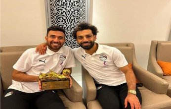محمد صلاح يهدي تريزيجيه جائزة أفضل لاعب في مباراة مصر وبلجيكا