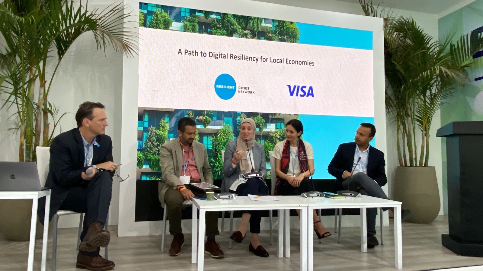 مساعد وزيرة التخطيط المصرية تشارك في حلقة نقاشية حول المرونة في عالم رقمي على هامش مؤتمر المناخ Cop27 مساعد وزيرة التخطيط المصرية تشارك في حلقة نقاشية حول المرونة في عالم رقمي على هامش مؤتمر المناخ Cop27
