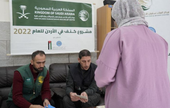 مركز سلمان للإغاثة يواصل توزيع الكسوة الشتوية على الأسر المحتاجة في الأردن