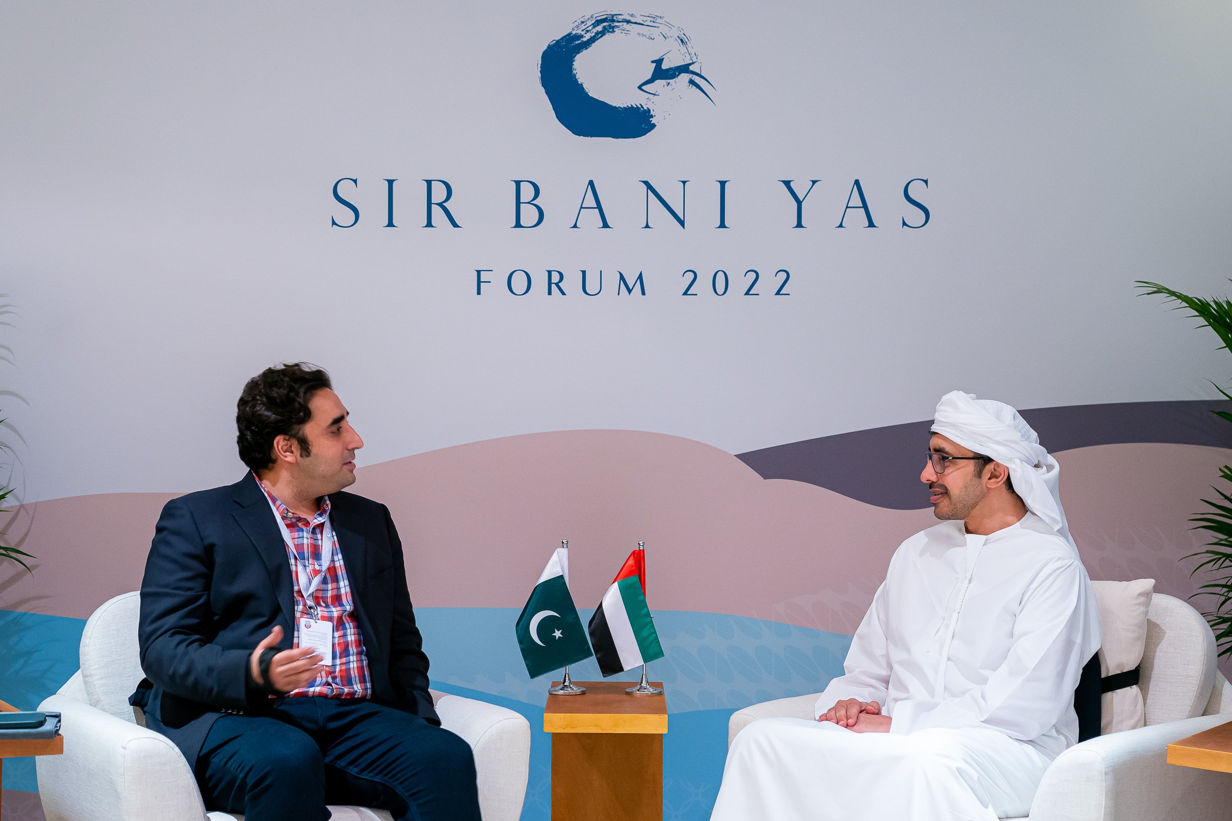 وزيرا خارجية الإمارات وباكستان يبحثان تعزيز العلاقات المشتركة بين البلدين وزيرا خارجية الإمارات وباكستان يبحثان تعزيز العلاقات المشتركة بين البلدين