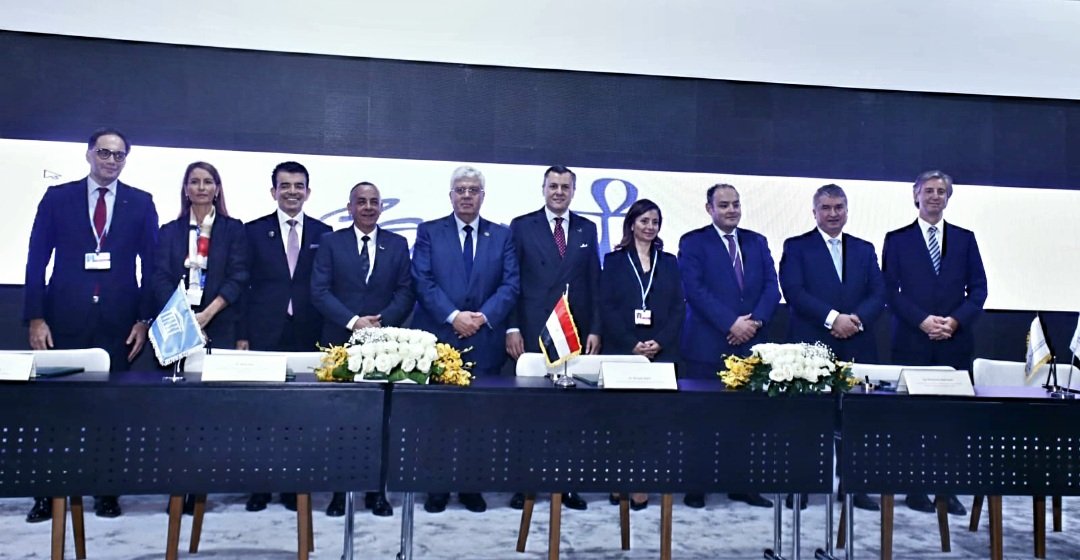 مصر توقع مع مؤسسات دولية اتفاقية لتركيب نظم خلايا شمسية بالمواقع السياحية والمتاحف الآثرية مصر توقع مع مؤسسات دولية اتفاقية لتركيب نظم خلايا شمسية بالمواقع السياحية والمتاحف الآثرية