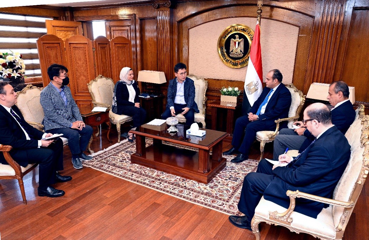 وزير التجارة والصناعة المصري يبحث مع وفد سامسونج خططها التوسعية بالسوق المصري وزير التجارة والصناعة المصري يبحث مع وفد سامسونج خططها التوسعية بالسوق المصري