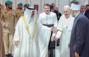 بعد زيارة رسمية للمملكة.. ملك البحرين يودع بابا الفاتيكان وشيخ الأزهر