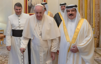 عاهل البحرين يشيد بالنتائج الطيبة لزيارة بابا الفاتيكان التاريخية للمملكة