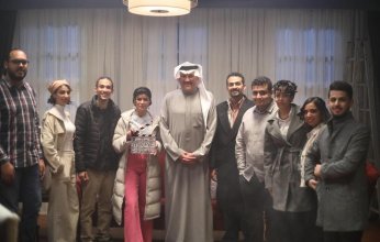 السفير أسامة نقلي يلتقي فريق عمل مسلسل "دفعة لندن" خلال تصويره بمصر