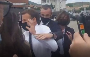 بالفيديو.. سيدة تصفع ماكرون مجددا بـ"القلم" خلال جولة في الشارع
