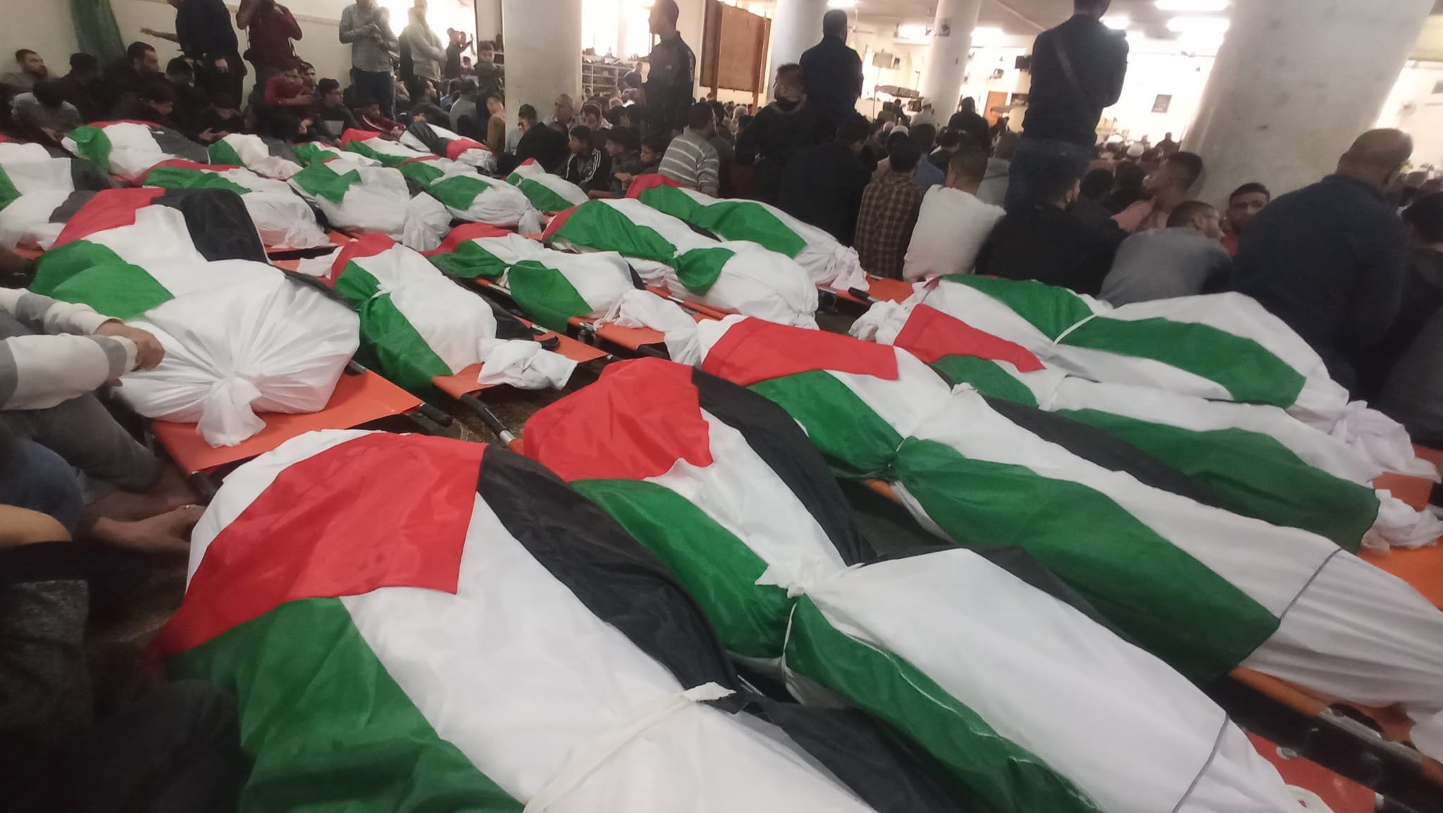 آلاف الفلسطينيين يشيعون جثامين ضحايا حريق جباليا آلاف الفلسطينيين يشيعون جثامين ضحايا حريق جباليا