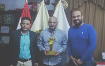 "العربية للاعلام والسينما" تهدي المخرج القدير مسعد فودة درع تكريم حفل جوائز الافضل العربية