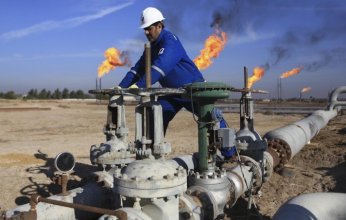 النفط يستقر مع زيادة الإنتاج بأمريكا وتخفيف قيود كوفيد بالصين