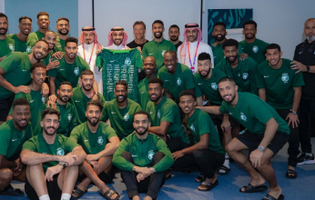 وزير الرياضة السعودي يلتقي لاعبي منتخب بلاده في قطر