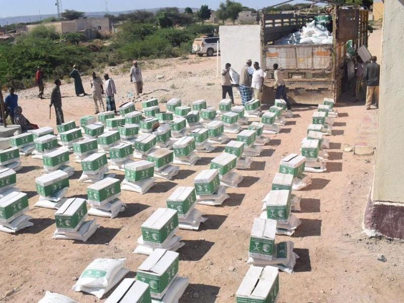 مركز الملك سلمان للإغاثة يوزع سلال غذائية في السودان والصومال واليمن مركز الملك سلمان للإغاثة يوزع سلال غذائية في السودان والصومال واليمن
