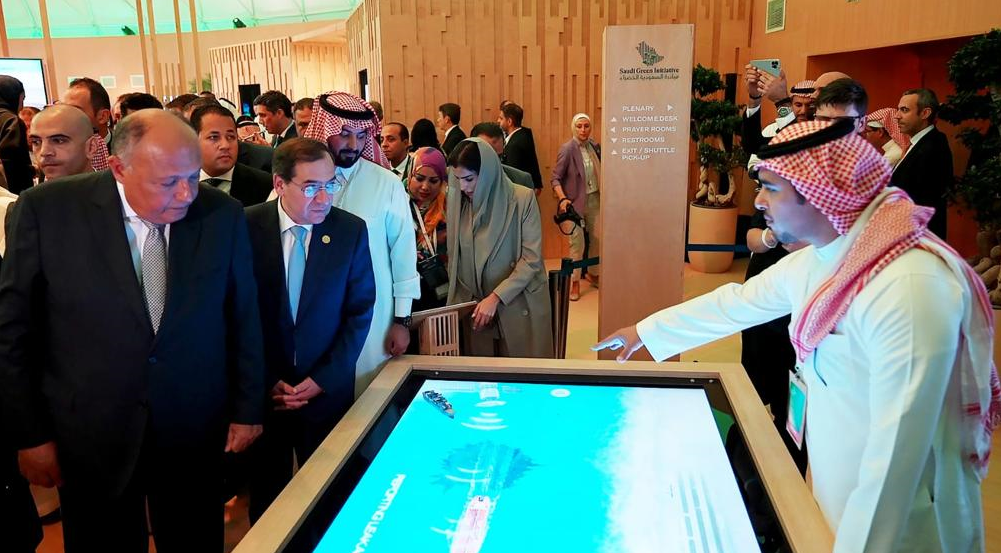وزيرا الخارجيية والبترول المصريان يتفقدان الجناح السعودى بمؤتمر المناخ وزيرا الخارجيية والبترول المصريان يتفقدان الجناح السعودى بمؤتمر المناخ